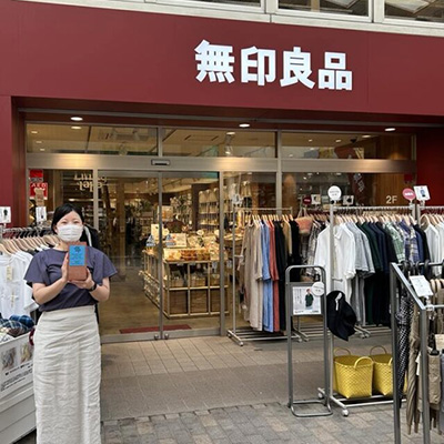 写真 モアスープという名称の店先で店員二名が受賞証を持っている様子